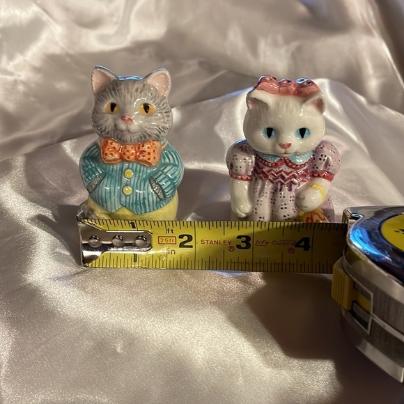 Avon - Vintage - 1992- Mr & Mrs Cat Salt and Pepper Shaker Set - Picture 5 of 5